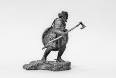 Оловянный солдатик. Оловянная фигура. Вождь викингов перед боем с топором